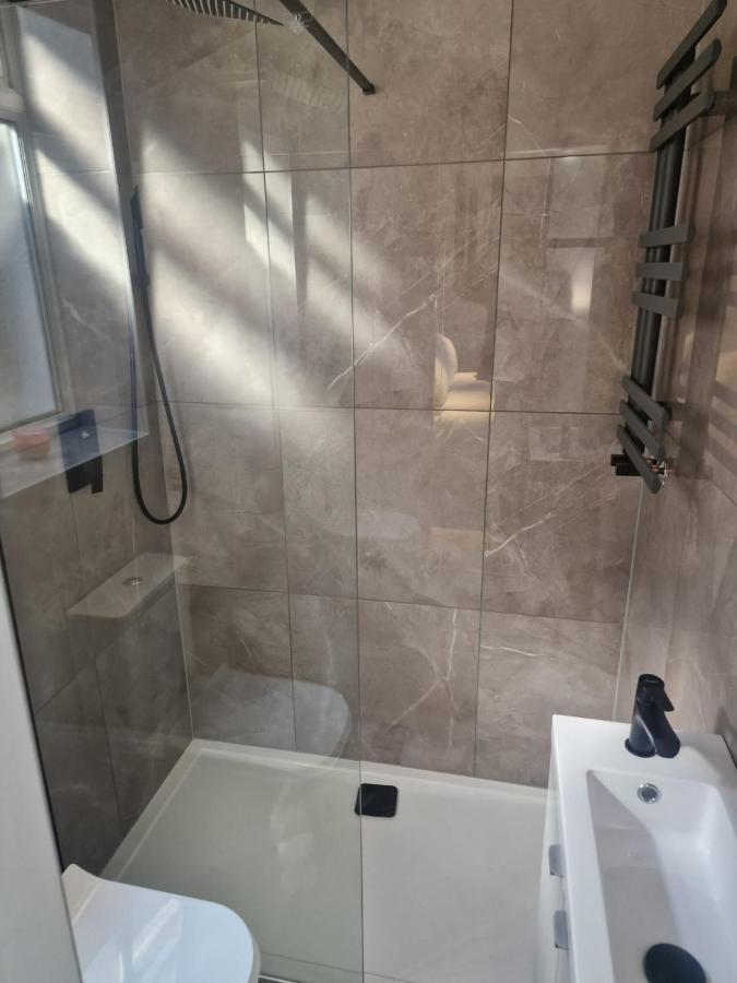 Collier'S Wood En-Suite Apartments Лондон Экстерьер фото